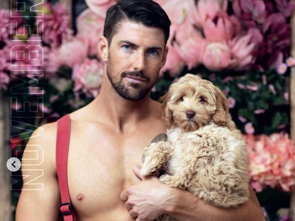 7 Foto Pemadam Kebakaran Seksi Pose Topless Bareng Hewan untuk Amal