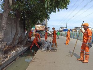 Rob di Jl Dermaga Pelabuhan Muara Angke Surut, Petugas Bersihkan Drainase