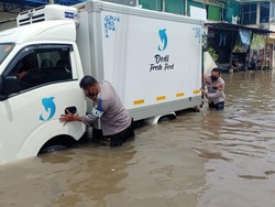 Banjir Rob di Kawasan Pelabuhan Muara Baru, Sejumlah Kendaraan Mogok