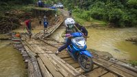 Potret Perjuangan Warga Lintasi Jembatan Darurat di Kalsel