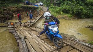 Potret Perjuangan Warga Lintasi Jembatan Darurat di Kalsel