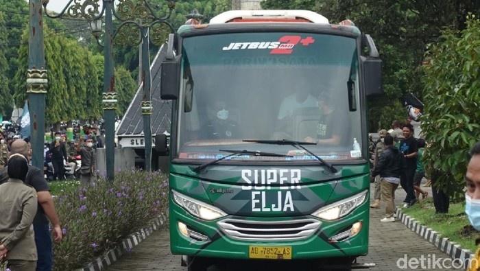Momen kepulangan tim PSS Sleman ke Bumi Sembada disambut ribuan suporter.