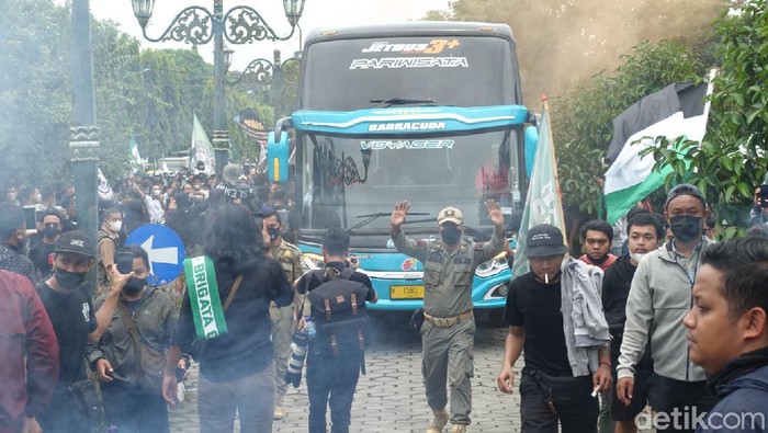 Momen kepulangan tim PSS Sleman ke Bumi Sembada disambut ribuan suporter.