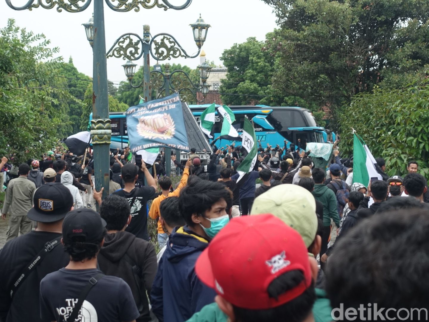 Momen kepulangan tim PSS Sleman ke Bumi Sembada disambut ribuan suporter.