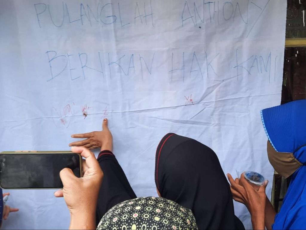Tak Digaji Berbulan-bulan, Petani Sawit di Riau Gelar Aksi Cap Darah