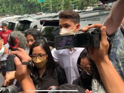 Dirangkul Pacar, Rachel Vennya Penuhi Panggilan Sebagai Tersangka Kasus Kabur Karantina