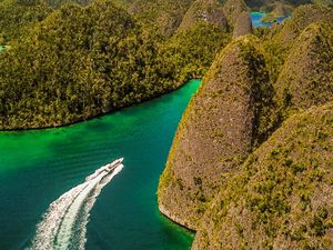 Adem Banget, Pesona Raja Ampat dari Udara
