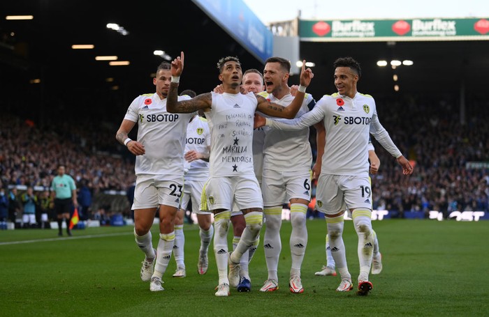 Raphinha LEEDS, ENGLAND - NOVEMBER 07: Raphinha of Leeds United celebrates with team mates after scoring their sides first goal during the Premier League match between Leeds United and Leicester City at Elland Road on November 07, 2021 in Leeds, England. (Photo by Michael Regan/Getty Images)