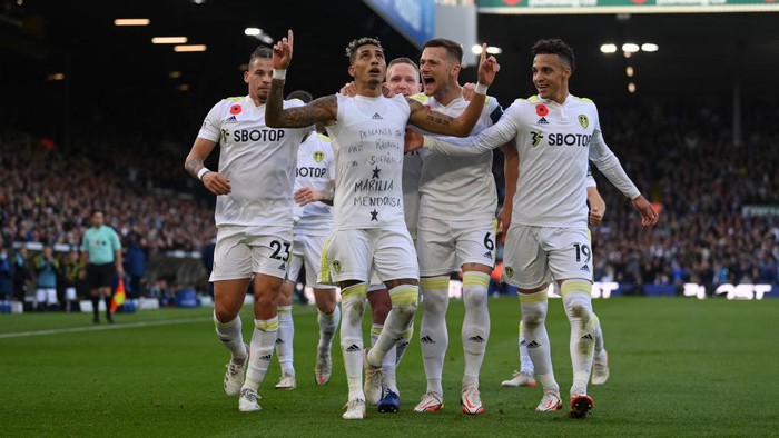 LEEDS, ENGLAND - NOVEMBER 07: Raphinha of Leeds United celebrates with team mates after scoring their sides first goal during the Premier League match between Leeds United and Leicester City at Elland Road on November 07, 2021 in Leeds, England. (Photo by Michael Regan/Getty Images)