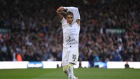 Raphinha membuka jersey Leeds usai menjebol gawang Leeds di partai Liga Inggris. Ada kaus dengan tulisan tanda bela sungkawa. (Foto: Getty Images/Michael Regan)