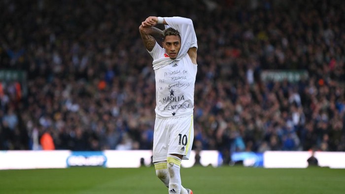 Raphinha LEEDS, ENGLAND - NOVEMBER 07: Raphinha of Leeds United celebrates after scoring their sides first goal during the Premier League match between Leeds United and Leicester City at Elland Road on November 07, 2021 in Leeds, England. (Photo by Michael Regan/Getty Images)