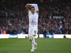Raphinha membuka jersey Leeds usai menjebol gawang Leeds di partai Liga Inggris. Ada kaus dengan tulisan tanda bela sungkawa. (Foto: Getty Images/Michael Regan)