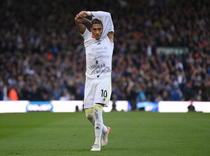 LEEDS, ENGLAND - NOVEMBER 07: Raphinha of Leeds United celebrates after scoring their sides first goal during the Premier League match between Leeds United and Leicester City at Elland Road on November 07, 2021 in Leeds, England. (Photo by Michael Regan/Getty Images)