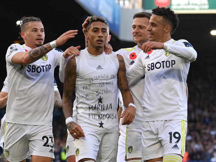 LEEDS, ENGLAND - NOVEMBER 07: Raphinha of Leeds United celebrates with team mates after scoring their sides first goal during the Premier League match between Leeds United and Leicester City at Elland Road on November 07, 2021 in Leeds, England. (Photo by Michael Regan/Getty Images)