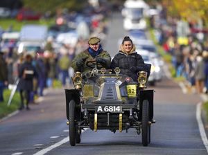 Ratusan Mobil Klasik Wara-wiri di Jalanan London
