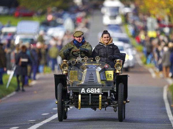 Ratusan Mobil Klasik Wara-wiri di Jalanan London