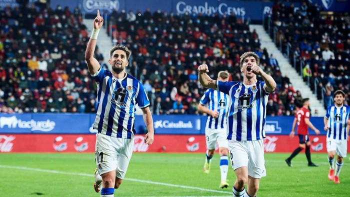 PAMPLONA, SPAIN - NOVEMBER 07: Adnan Januzaj of Real Sociedad celebrates after scoring his teams second goal  during the La Liga Santander match between CA Osasuna and Real Sociedad at Estadio El Sadar on November 07, 2021 in Pamplona, Spain. (Photo by Juan Manuel Serrano Arce/Getty Images)