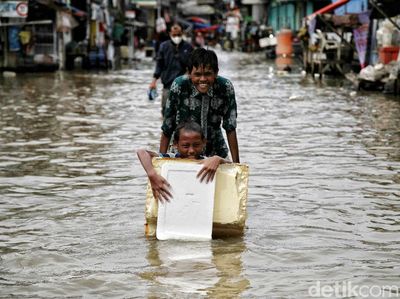 Semringah Anak-anak Pesisir di Tengah Banjir Rob