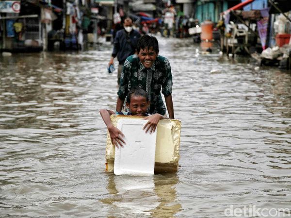 Semringah Anak-anak Pesisir di Tengah Banjir Rob