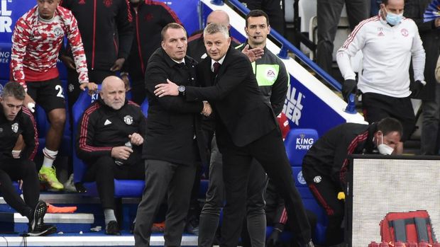 Soccer Football - Premier League - Leicester City v Manchester United - King Power Stadium, Leicester, Britain - October 16, 2021  Leicester City manager Brendan Rodgers with Manchester United manager Ole Gunnar Solskjaer after the match REUTERS/Rebecca Naden EDITORIAL USE ONLY. No use with unauthorized audio, video, data, fixture lists, club/league logos or 'live' services. Online in-match use limited to 75 images, no video emulation. No use in betting, games or single club /league/player publications.  Please contact your account representative for further details.