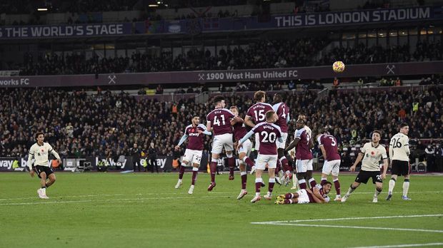 Soccer Football - Premier League - West Ham United v Liverpool - London Stadium, London, Britain - November 7, 2021 Liverpool's Trent Alexander-Arnold scores their first goal REUTERS/Tony Obrien EDITORIAL USE ONLY. No use with unauthorized audio, video, data, fixture lists, club/league logos or 'live' services. Online in-match use limited to 75 images, no video emulation. No use in betting, games or single club /league/player publications.  Please contact your account representative for further details.