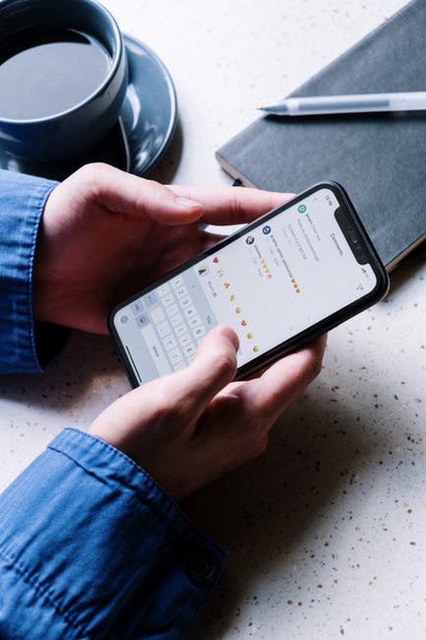Spamming dengan Komentar Tidak Pantas / foto : pexels.com/cottonbro