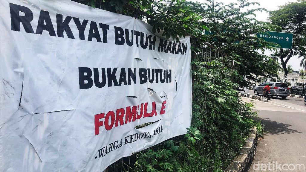 Warga Jakarta Barat Tolak Formula E Lewat Spanduk
