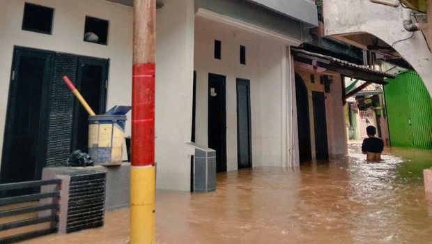 Warga sejumlah RW di Tanah Rendah, Kampung Melayu, Jakarta Timur (Jaktim), terendam banjir setinggi satu meter, Senin (8/11/2021) pukul 08.00 WIB. Banjir sudah menggenangi rumah warga selama delapan jam.