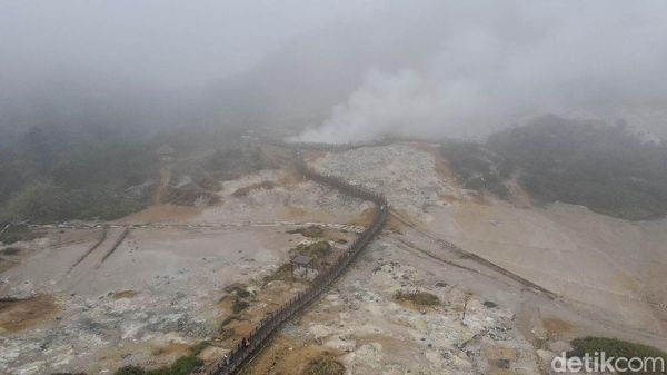 Terbius Indahnya Panorama Kawah Sikidang