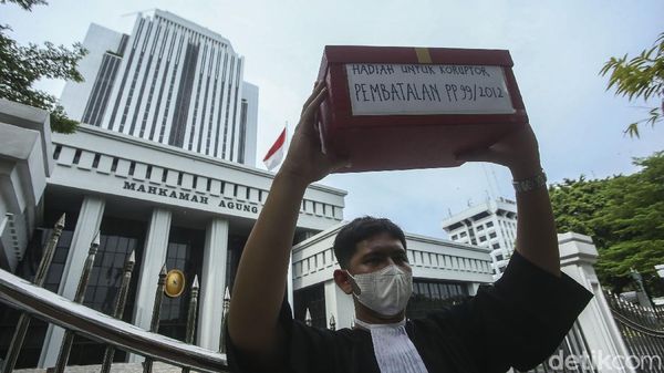 Aksi Teatrikal Kado dari ICW di MA untuk Koruptor