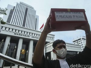 Aksi Teatrikal Kado dari ICW di MA untuk Koruptor