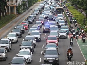 Luhut Bicara Peralihan Kendaraan Listrik, Tahun Segini RI Larang Mobil-Motor BBM