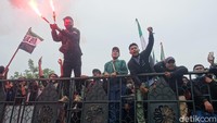 Sesampainya di depan Rumah Dinas Bupati, ribuan suporter kemudian bernyanyi menyambut kedatangan idola. Mereka meneriakkan nama il capitano Bagus Nirwanto dan para pemain lain.