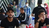 Usai makan siang bersama di Rumah Dinas Bupati, skuad PSS Sleman kemudian menuju Stadion Tridadi, Sleman untuk bertemu dengan fans.