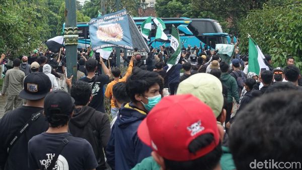 Tumpah Ruah Suporter Sambut Skuad Super Elja