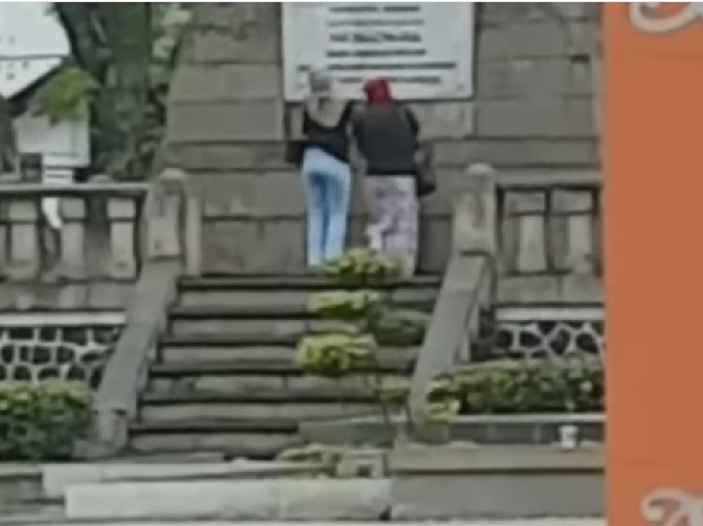 Aksi Dua Wanita Joget di Monumen Lingga Sumedang Disorot Warganet