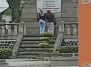Aksi Dua Wanita Joget di Monumen Lingga Sumedang Disorot Warganet Aksi Dua Wanita Joget di Monumen Lingga Sumedang Disorot Warganet
