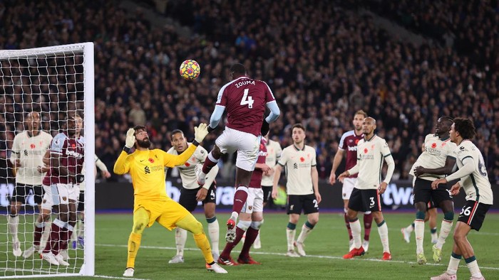 LONDON, ENGLAND - NOVEMBER 07: Kurt Zouma of West Ham United scores their sides third goal past Alisson Becker of Liverpool during the Premier League match between West Ham United and Liverpool at London Stadium on November 07, 2021 in London, England. (Photo by Alex Pantling/Getty Images)