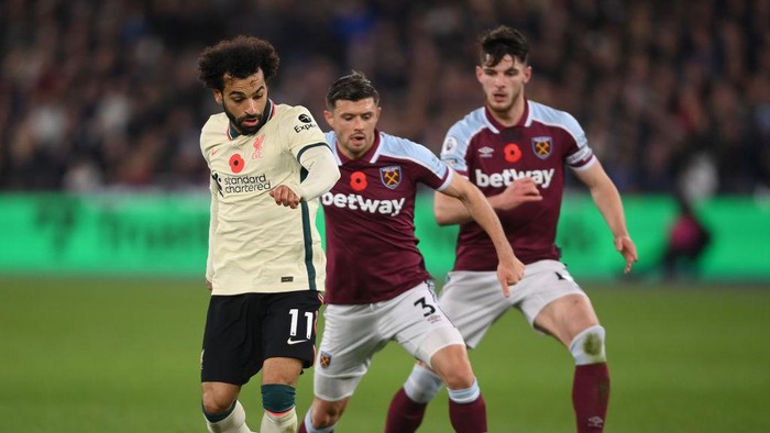 LONDON, ENGLAND - NOVEMBER 07: Mohamed Salah of Liverpool is challenged by Aaron Cresswell and Declan Rice of West Ham United during the Premier League match between West Ham United  and  Liverpool at London Stadium on November 07, 2021 in London, England. (Photo by Mike Hewitt/Getty Images)