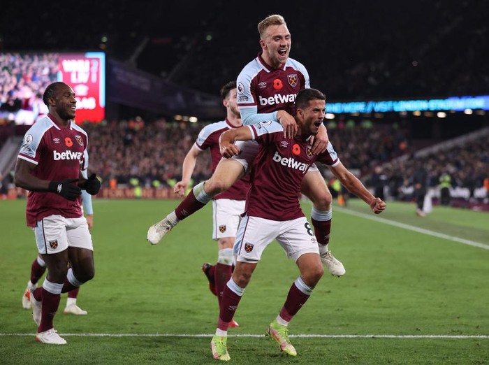 LONDON, ENGLAND - NOVEMBER 07: Pablo Fornals of West Ham United celebrates with Jarrod Bowen after scoring their side's second goal during the Premier League match between West Ham United and Liverpool at London Stadium on November 07, 2021 in London, England. (Photo by Alex Pantling/Getty Images)
