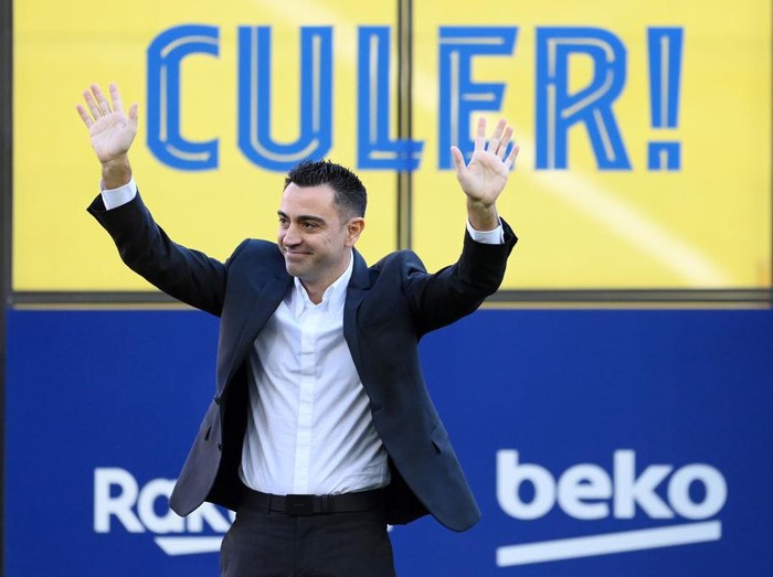 BARCELONA, SPAIN - NOVEMBER 08: New FC Barcelona Head Coach Xavi Hernandez acknowledges fans during a press conference at Camp Nou on November 08, 2021 in Barcelona, Spain. (Photo by David Ramos/Getty Images)