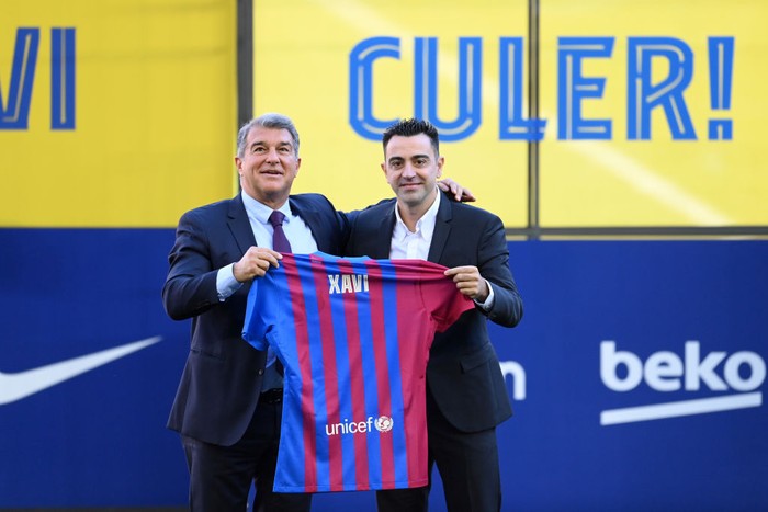 BARCELONA, SPAIN - NOVEMBER 08: New FC Barcelona Head Coach Xavi Hernandez (R) and Joan Laporta, President of FC Barcelona pose for a photo during a press conference at Camp Nou on November 08, 2021 in Barcelona, Spain. (Photo by David Ramos/Getty Images)