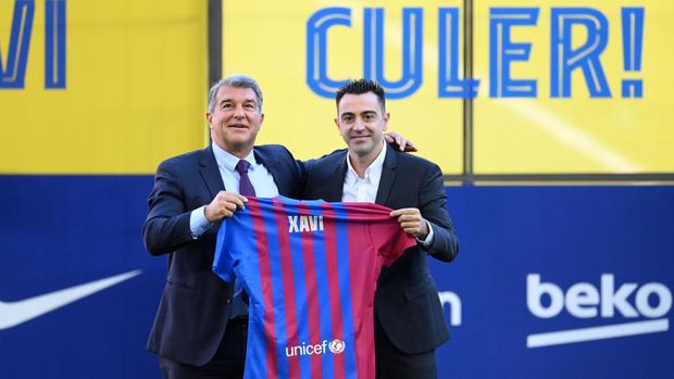 BARCELONA, SPAIN - NOVEMBER 08: New FC Barcelona Head Coach Xavi Hernandez (R) and Joan Laporta, President of FC Barcelona pose for a photo during a press conference at Camp Nou on November 08, 2021 in Barcelona, Spain. (Photo by David Ramos/Getty Images)