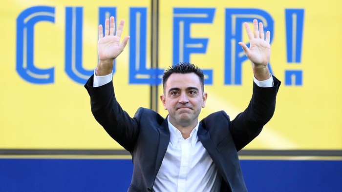 BARCELONA, SPAIN - NOVEMBER 08: New FC Barcelona Head Coach Xavi Hernandez acknowledges fans during a press conference at Camp Nou on November 08, 2021 in Barcelona, Spain. (Photo by David Ramos/Getty Images)