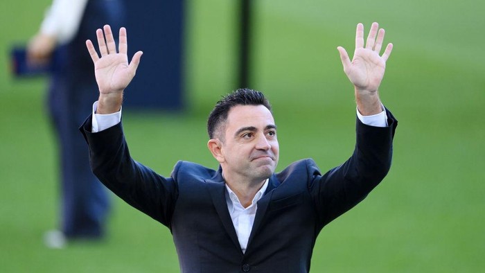 BARCELONA, SPAIN - NOVEMBER 08: New FC Barcelona Head Coach Xavi Hernandez acknowledges fans during a press conference at Camp Nou on November 08, 2021 in Barcelona, Spain. (Photo by David Ramos/Getty Images)