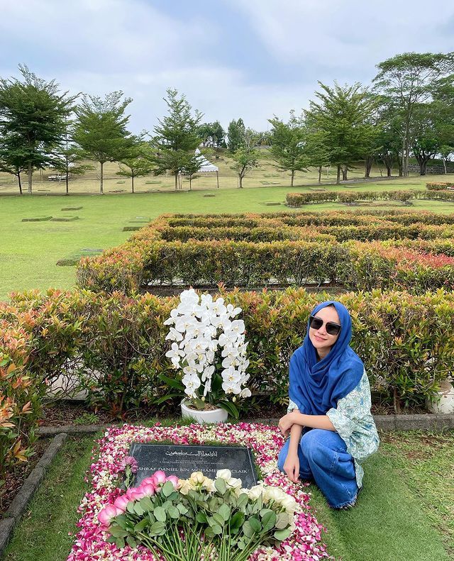 Bunga Citra Lestari ziarah ke makam Ashraf Sinclair rayakan anniversary ke 13. Yuk kita intip potretnya!