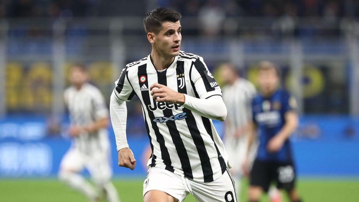 MILAN, ITALY - OCTOBER 24: Alvaro Morata of Juventus FC looks on during the Serie A match between FC Internazionale and Juventus at Stadio Giuseppe Meazza on October 24, 2021 in Milan, Italy. (Photo by Marco Luzzani/Getty Images)
