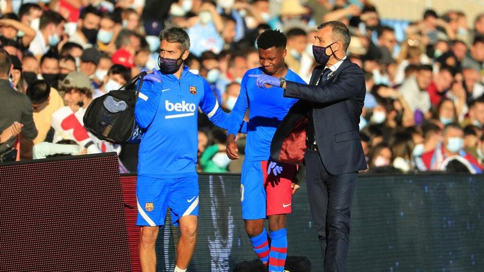 Barcelonas Ansu Fati, centre, walks off injured during a Spanish La Liga soccer match between Celta and Barcelona at the Balaidos stadium in Vigo, Spain, Saturday, Nov. 6, 2021. (AP Photo/Lalo R. Villar)