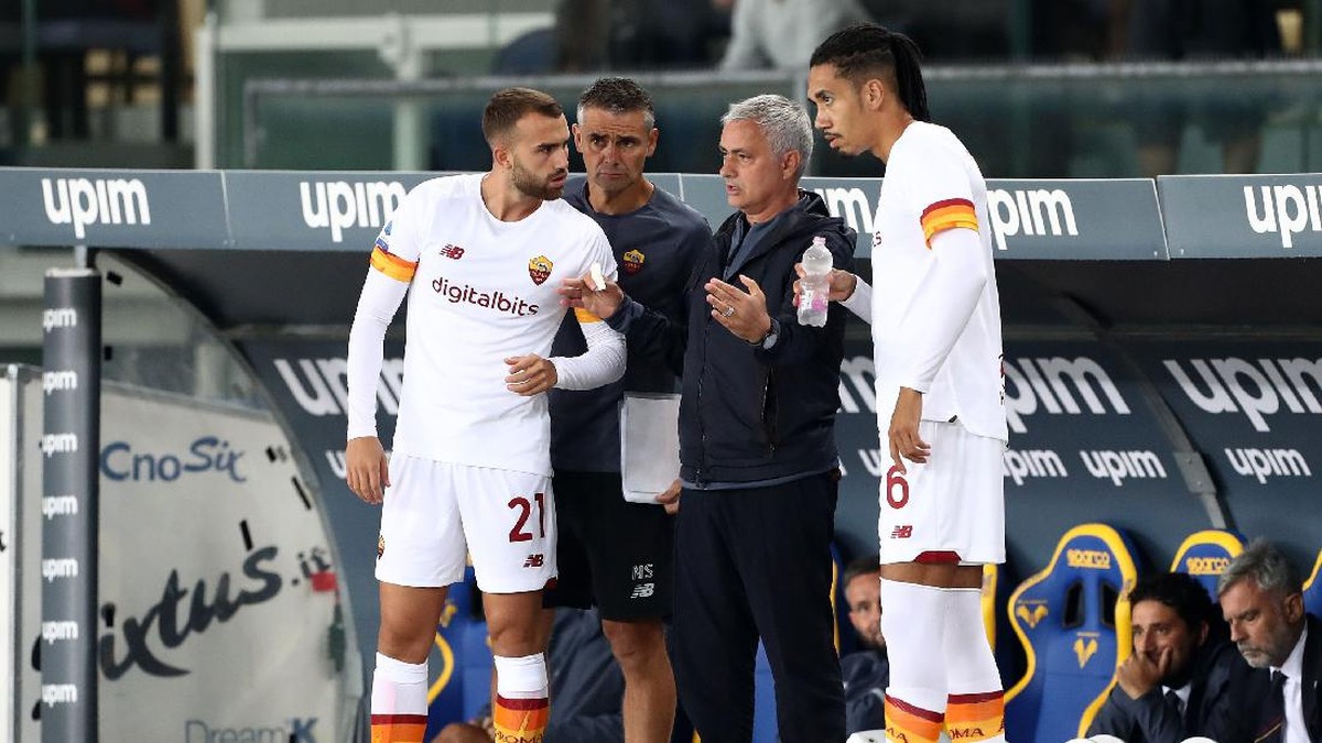 Jose Mourinho  mengeluhkan kedalaman skuad AS Roma (Foto: Getty Images/Marco Luzzani)
