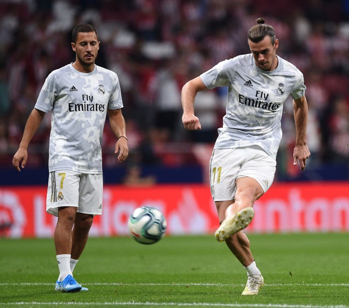 MADRID, SPAIN - SEPTEMBER 28: Gareth Bale and Eden Hazard of Real Madrid warm up prior to the Liga match between Club Atletico de Madrid and Real Madrid CF at Wanda Metropolitano on September 28, 2019 in Madrid, Spain. (Photo by Denis Doyle/Getty Images)